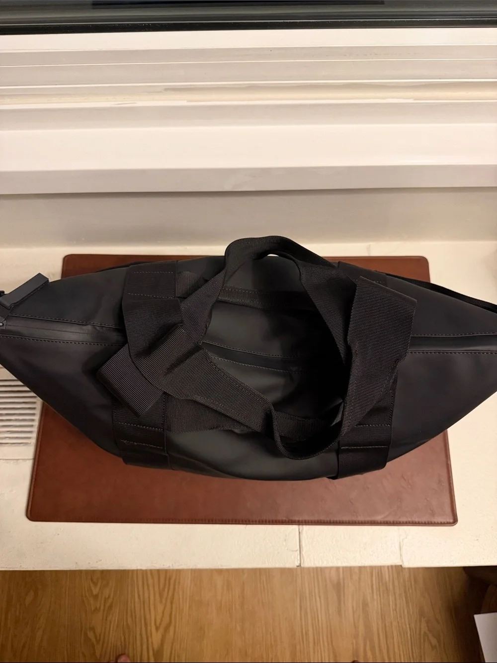 🎂SALE🎂 NWOT 🎂 RAINS 🎂 WATERPROOF TOTE BAG 🎂 BLACK 🎂 MEDIUM - Picture 4 of 8